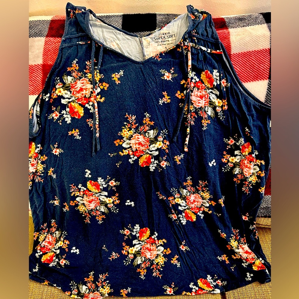 Torrid Super Soft Size 5 floral tank. Worn, but in good condition.